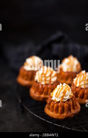 Hausgemachte Karotten Cupcakes mit Karamellsoße und Frischkäse Stockfoto