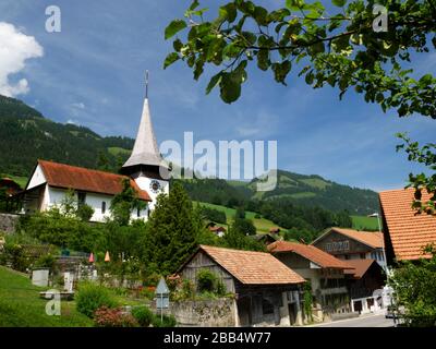 Die Michaelskirche bei Erlenbach-im-Simmental, Schweiz. Das Dorf war der Geburtsort von Jokob Amman, Gründer der Amisch-Bewegung. Stockfoto