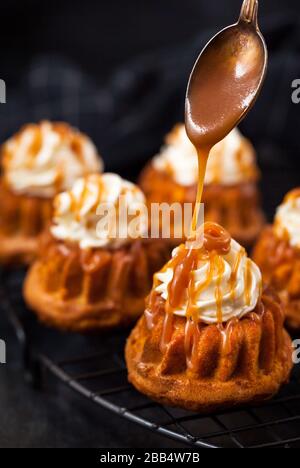 Hausgemachte Karotten Cupcakes mit Karamellsoße und Frischkäse Stockfoto