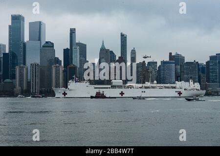 30. März 2020, New York Manhattan, USA: Marine-Lazarettschiff USNS Comfort in New York angekommen. 30.03.20. New York Hudson River. Marcus Santos. (Bild: © Marcus Santos/ZUMA Draht) Stockfoto