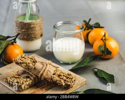 Die frischen Kekse und Orange Marmelade. Close-up, Seitenansicht Stockfoto