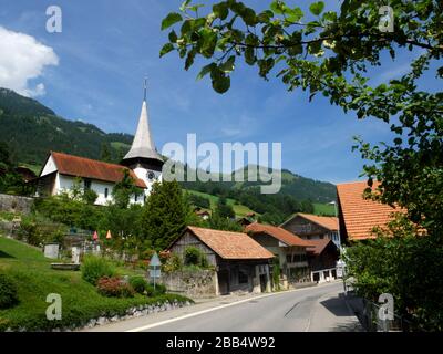 Die Michaelskirche bei Erlenbach-im-Simmental, Schweiz. Das Dorf war der Geburtsort von Jokob Amman, Gründer der Amisch-Bewegung. Stockfoto