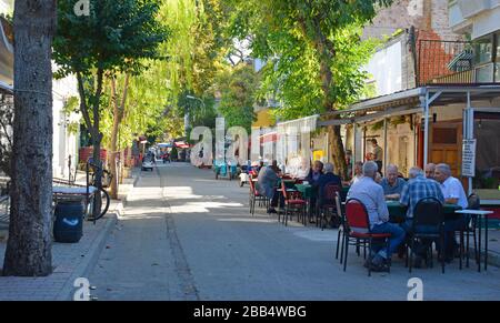Kinaliada, Türkei-18. September 2019.alte Männer spielen Spiele außerhalb eines Cafés in Kinaliada auf den Prinzeninseln, auch Adalar genannt, im Marmarameer Stockfoto