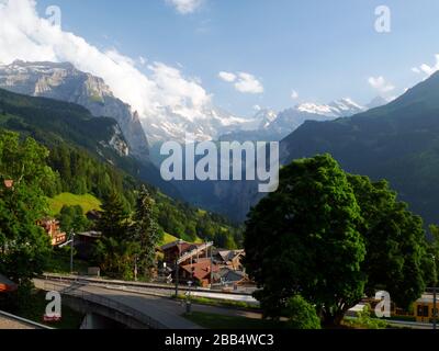 Blick auf das Lauterbrunnental von Wengen aus, in der Jungfrau Region Schweiz. Stockfoto