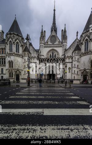 Ein einsamer Protestler an den Royal Courts of Justice in London während der pandemischen Blockierung des Coronavirus. Stockfoto