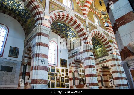 Innenansicht der Basilique Notre-Dame de la Garde, la Bonne Mère. Die Basilika unserer Lieben Frau von der Garde, ein berühmtes Denkmal für die Religion Stockfoto