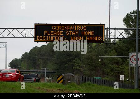 Lagrange, GA, USA. März 2020. Das Schild mit den Fahrerinformationen in der Nähe der Georgia/Alabama State Line drängt die Fahrer dazu, zu Hause zu bleiben, die Hände zu desinfizieren und zu waschen, während sich Coronavirus weiter verbreitet. Georgia wurde am Sonntag zu einer nationalen Katastrophe mit mehr als 80 Todesfällen durch das Virus erklärt. Bundesfinanzierungen sind für staatliche und förderfähige lokale Regierungen und bestimmte private gemeinnützige Organisationen für Notfallschutzmaßnahmen, einschließlich direkter Bundeshilfe, für alle Bereiche im Bundesstaat Georgia verfügbar, die von Coronavirus betroffen sind, sagten Beamte. Credit: Robin Rayne/ZUMA Wire/Alamy Live News Stockfoto