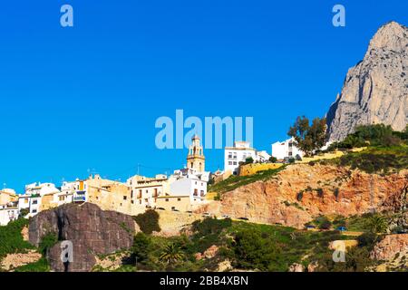 Kleines wunderschönes Dorf Finestrat und Berg Puig Campana in Costa Blanca, Spanien Europa Stockfoto