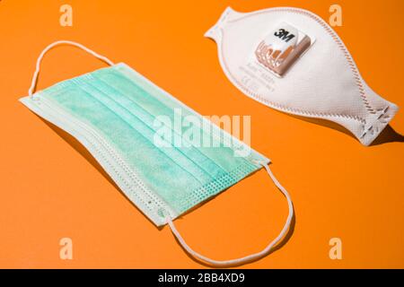Medizinische Maske isoliert und 3m Maske n95 auf orangefarbenem Hintergrund zum Schutz vor Virus-Coronavirus Kovid-19 Stockfoto