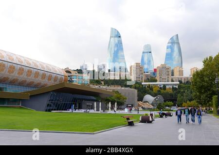 Blick vom Baku Boulevard mit dem Nationalmuseum für Teppiche und den Flame Towers, drei modernen Wolkenkratzern in Baku, Aserbaidschan, Kaukasus. Stockfoto