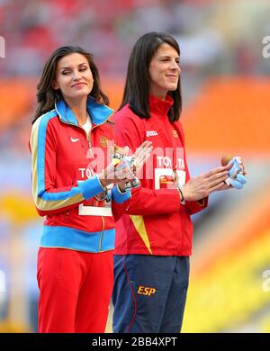 Die Russin Anna Chicherova(links) steht auf dem Podium, um ihre Bronzemedaille vom Damenriegel Hugh Jump neben der spanischen Ruth Beitia zu erhalten, die ebenfalls Bronze gewann Stockfoto