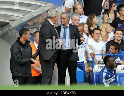 Chelsea-Manager Jose Mourinho (rechts) und Hull City Tiger-Manager Steve Bruce auf der Touchline Stockfoto