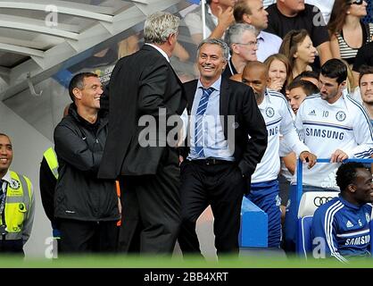 Chelsea-Manager Jose Mourinho (rechts) und Hull City Tiger-Manager Steve Bruce auf der Touchline Stockfoto