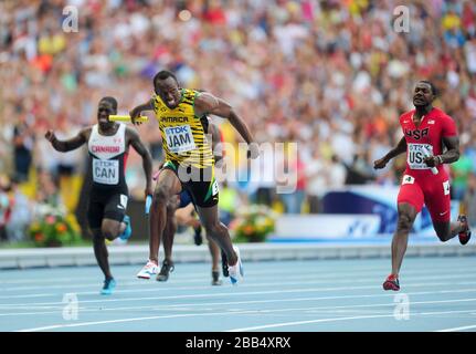 Jamaikas Usain Bolt überquert die Linie für Jamaika, um Gold in der 4x100m-Staffel der Männer an Tag neun der IAAF-Leichtathletik-Weltmeisterschaften 2013 im Luzhniki-Stadion in Moskau, Russland zu gewinnen. Stockfoto