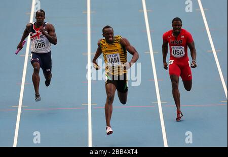 Jamaicias Usain Bolt (Mitte) gewinnt das 4 x 100 Meter lange Staffelfinale vor dem US-Amerikaner Justin Gatlin (rechts), der den zweiten Platz belegte und Großbritanniens Dwain Chambers (links), der den dritten Platz erreichte Stockfoto