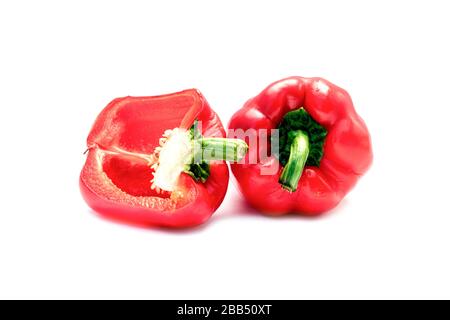 Frischer roter Pfeffer isoliert auf weißem Hintergrund. Stockfoto