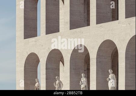 Detail der Fassade mit den Marmorbögen und den Statuen im Erdgeschoss. Palazzo della Civiltà Italiana, Rom, Italien. Architekt: Giovanni Guer Stockfoto