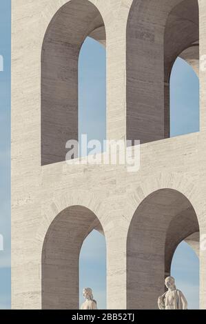 Detail der Fassade mit den Marmorbögen und den Statuen im Erdgeschoss. Palazzo della Civiltà Italiana, Rom, Italien. Architekt: Giovanni Guer Stockfoto