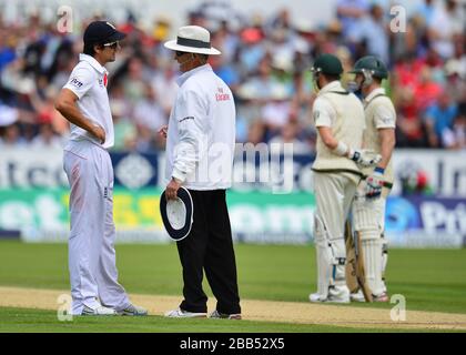 Englands Kapitän Alastair Cook spricht mit dem Schiedsrichter über die Berufungsentscheidungen am zweiten Tag des vierten Investec Ashes Testspiels am Emirates Durham IKG, Durham. Stockfoto