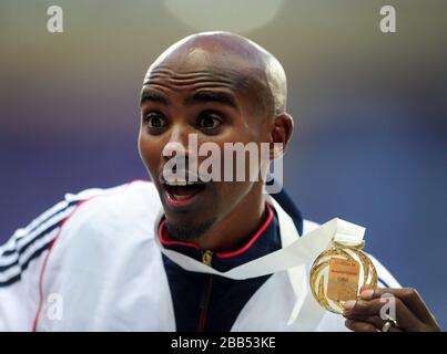 Großbritanniens Mo Farah mit seiner Goldmedaille, nachdem er am Tag einer der Leichtathletik-Weltmeisterschaften der IAAF 2013 im Luzhniki-Stadion in Moskau, Russland, die 10000m der Männer gewonnen hatte. Stockfoto