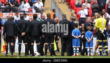 Der Vorsitzende des Fußballverbands Greg Dyke (Mitte) schüttelt vor dem Spiel die Hände mit den Spielbeamten Stockfoto