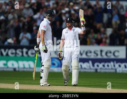 Englands Ian Bell (rechts) feiert ein halbes Jahrhundert an der Seite von Kevin Pietersen während des dritten Tages des vierten Investec Ashes Testspiels im Emirates Durham IKG, Durham. Stockfoto