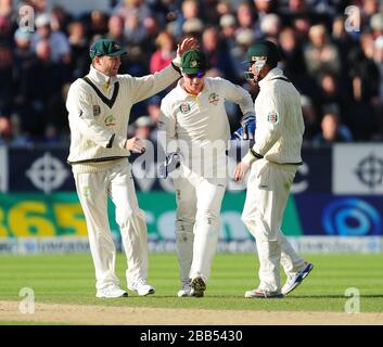 Der australische Brad Haddin (Center) wird gratuliert, nachdem er Englands Jonny Bairstow am dritten Tag des vierten Investec Ashes Testspiels im Emirates Durham IKG, Durham, herausholt. Stockfoto