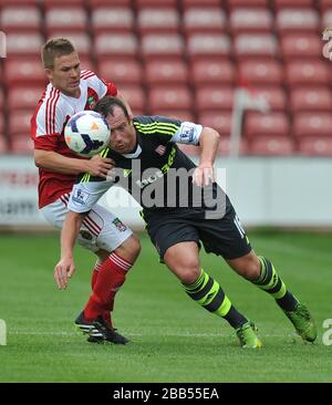 Charlie Adam (rechts) von Stoke City wird von Adrian Cieslewicz von Wrexham in Angriff genommen Stockfoto