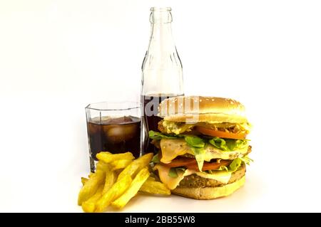 Doppelter Fleisch- und Käseburger mit frischen Pommes Frites und einem Koks auf weißem Grund Stockfoto