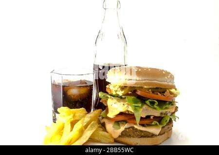 Doppelter Fleisch- und Käseburger mit frischen Pommes Frites und einem Koks auf weißem Grund Stockfoto