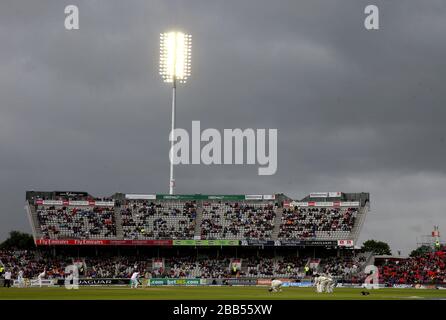 Dunkle Wolken über Old Trafford mit starkem Regen, während der australische Bowler Peter Siddle Bowls zu Englands Joe Root wird, während Rain kurz nach dem Mittagessen aufhört, während Tag fünf des dritten Investec Ashes Testspiels auf Old Trafford Cricket Ground, Manchester, zu spielen. Stockfoto