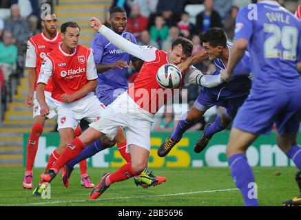 Morecambe Mark Hughes kämpft mit dem Wolverhampton Wanderers' Danny Batth (rechts) um den Ball in der Luft Stockfoto