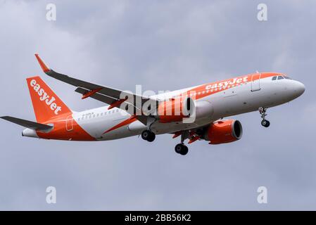 London Southend Airport, Essex, Großbritannien. März 2020. Nach der Ankündigung, dass sie ihr ganzes Flugzeug aufgrund der COVID-19 Coronavirus Pandemie easyJet heute rund fünfzehn ihrer Flugzeuge zum London Southend Airport zur Lagerung erden werden. Der Flughafen hat bereits Jets von Ryanair, British Airways, Titan und anderen lagert. EasyJet führte während der Sperrzeit Rückführungsflüge durch, die aber inzwischen eingestellt wurden. Die ersten drei Flugzeuge kamen aus Newcastle, weitere kamen aus Edinburgh und Glasgow Stockfoto