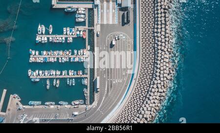 Luftbild am Strand Playa de Agaete in Puerto de Las Nieves auf der Kanareninsel Gran Canaria, Spanien. Stockfoto