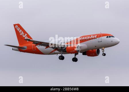 London Southend Airport, Essex, Großbritannien. März 2020. Nach der Ankündigung, dass sie ihr ganzes Flugzeug aufgrund der COVID-19 Coronavirus Pandemie easyJet heute rund fünfzehn ihrer Flugzeuge zum London Southend Airport zur Lagerung erden werden. Der Flughafen hat bereits Jets von Ryanair, British Airways, Titan und anderen lagert. EasyJet führte während der Sperrzeit Rückführungsflüge durch, die aber inzwischen eingestellt wurden. Die ersten drei Flugzeuge kamen aus Newcastle, weitere kamen aus Edinburgh und Glasgow Stockfoto