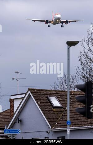 London Southend Airport, Essex, Großbritannien. März 2020. Nach der Ankündigung, dass sie ihr ganzes Flugzeug aufgrund der COVID-19 Coronavirus Pandemie easyJet heute rund fünfzehn ihrer Flugzeuge zum London Southend Airport zur Lagerung erden werden. Der Flughafen hat bereits Jets von Ryanair, British Airways, Titan und anderen lagert. EasyJet führte während der Sperrzeit Rückführungsflüge durch, die aber inzwischen eingestellt wurden. Die ersten drei Flugzeuge kamen aus Newcastle, weitere kamen aus Edinburgh und Glasgow Stockfoto