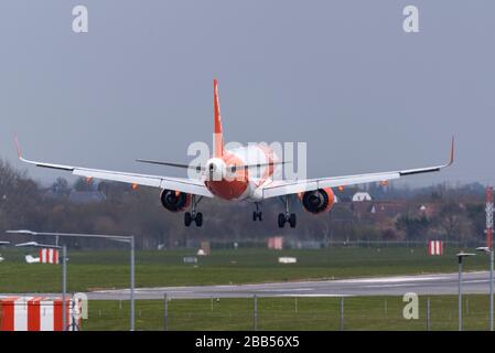 London Southend Airport, Essex, Großbritannien. März 2020. Nach der Ankündigung, dass sie ihr ganzes Flugzeug aufgrund der COVID-19 Coronavirus Pandemie easyJet heute rund fünfzehn ihrer Flugzeuge zum London Southend Airport zur Lagerung erden werden. Der Flughafen hat bereits Jets von Ryanair, British Airways, Titan und anderen lagert. EasyJet führte während der Sperrzeit Rückführungsflüge durch, die aber inzwischen eingestellt wurden. Die ersten drei Flugzeuge kamen aus Newcastle, weitere kamen aus Edinburgh und Glasgow Stockfoto