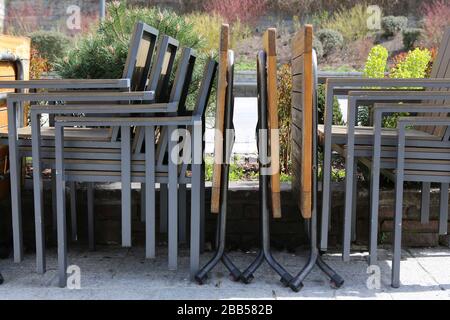 Chaises et tables alignées sur une Terrasse d'un Restaurant. Verwaltung von Fermetten. Coronavirus. Covid-19. Saint-Gervais-les-Bains. Savoie. Stockfoto