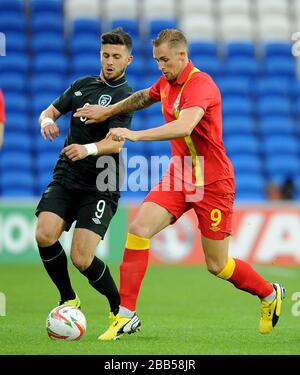 Shane Long (links) und Jack Collison (rechts) der Republik Irland kämpfen beim Internationalen Freundschaftsspiel im Cardiff City Stadium um den Ball. Stockfoto