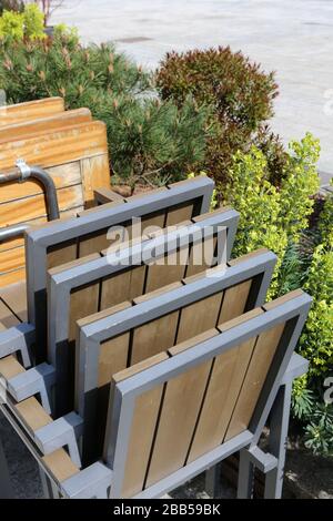 Chaises et tables alignées sur une Terrasse d'un Restaurant. Verwaltung von Fermetten. Coronavirus. Covid-19. Saint-Gervais-les-Bains. Savoie. Stockfoto