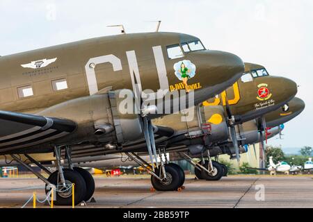 Aufstellung des D-Day Veterans USAAF Douglas C 47 Dakotas bei der DAKS über Duxford D-Day 75 Gedenkveranstaltung Stockfoto