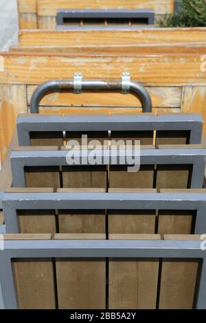 Chaises et tables alignées sur une Terrasse d'un Restaurant. Verwaltung von Fermetten. Coronavirus. Covid-19. Saint-Gervais-les-Bains. Savoie. Stockfoto