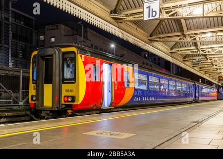 Nachtszene eines Lokalzugs der East Midlands Railway Klasse 156, der am Bahnhof von Nottingham zu sehen ist. Stockfoto