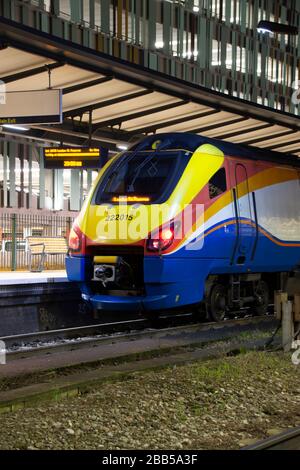 Nachtszene eines Meridian-Schnellzugs der East Midlands Railway Class 222 am Bahnhof Nottingham Stockfoto