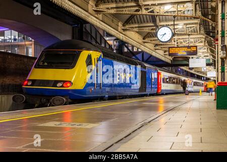 Nachtszene einer East Midlands Railway Class 43 HST am Bahnhof Nottingham Stockfoto