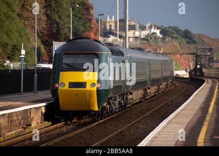 Klasse 43 hst formend GWR kurzer "Castle"-Service, der Dawlish Bahnhof verlässt Stockfoto