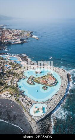 Luftbild der schön gestalteten Salzwasserpools Lago Martianez in Puerto de la Cruz, auf Tenera, auf den Kanarischen Inseln, in Spanien Stockfoto