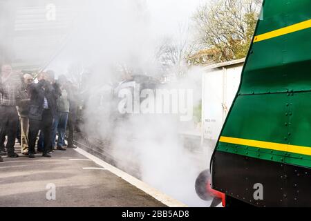 Eisenbahnfreunde nahmen ein Foto einer Dampfstraßenbahn am Bahnhof Swanage auf Stockfoto