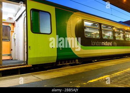 Der Service London Midland am frühen Morgen wartet darauf, den Bahnhof Coventry zu verlassen Stockfoto