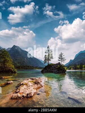 Fantastischer sonniger Sommertag am Hintersee in den österreichischen Alpen, Europa. Landschaftsfotografie Stockfoto